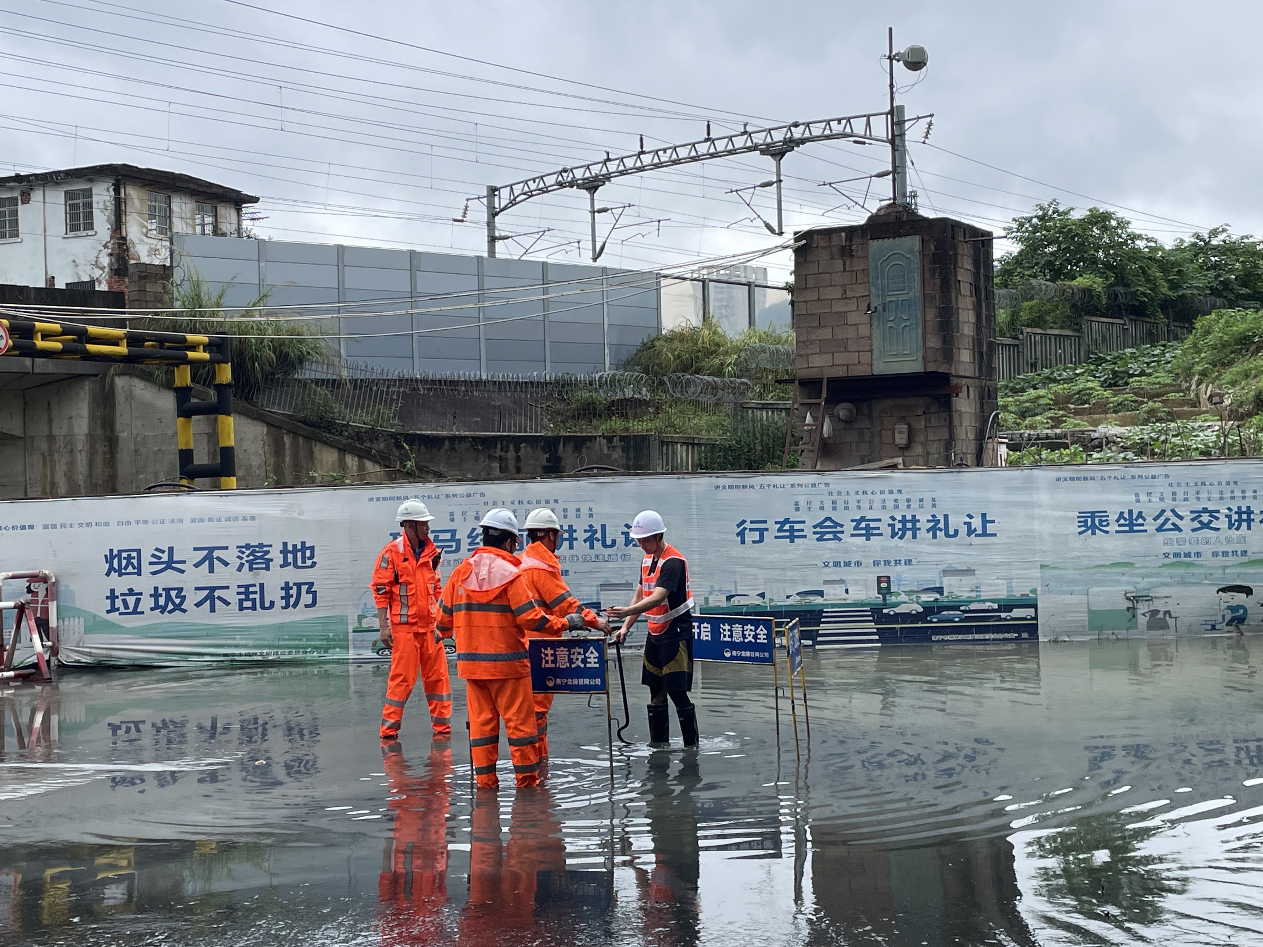 積極應(yīng)對(duì)強(qiáng)降雨，市排水公司連夜出擊排水搶險(xiǎn)